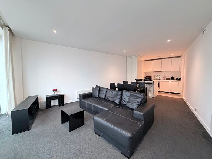 2 Bedroom Flat To Rent In The Rotunda, New Street, B2
