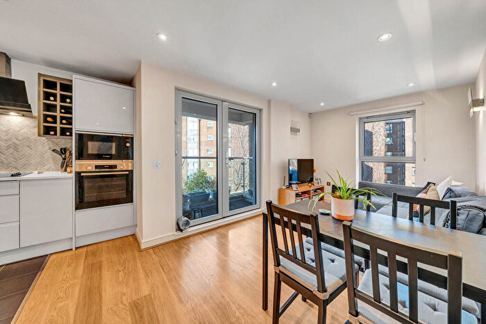 2 Bedroom Apartment To Rent In Battersea Square, Battersea, SW11