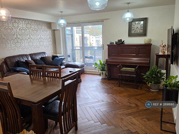 2 Bedroom Flat To Rent In Hawkhill Close, Edinburgh, EH7