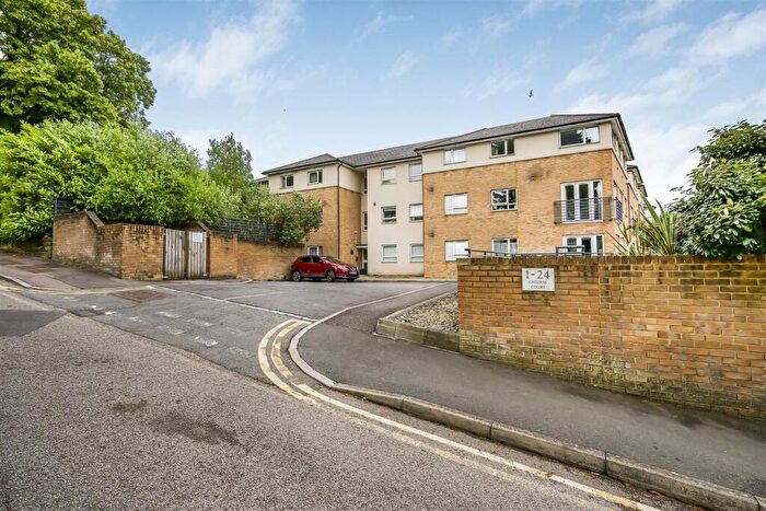 2 Bedroom Flat For Sale In Gateway Court, Bricket Wood, St. Albans, AL2