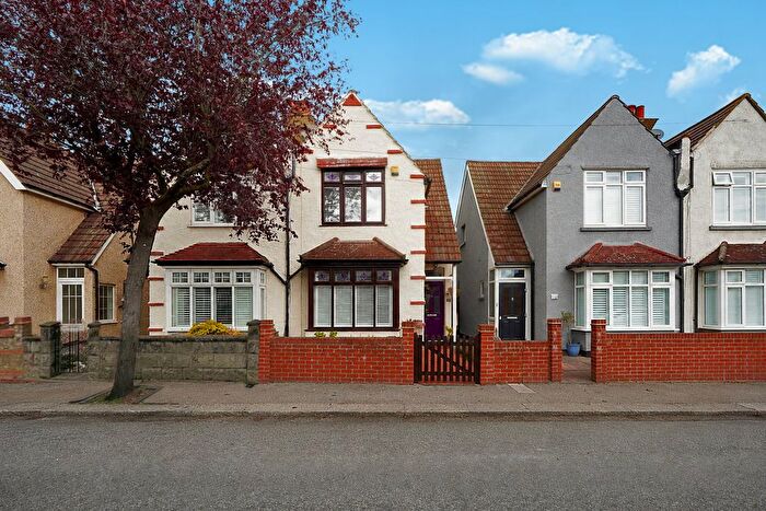 3 Bedroom Semi-Detached House For Sale In Woodside Court Road, Croydon, CR0