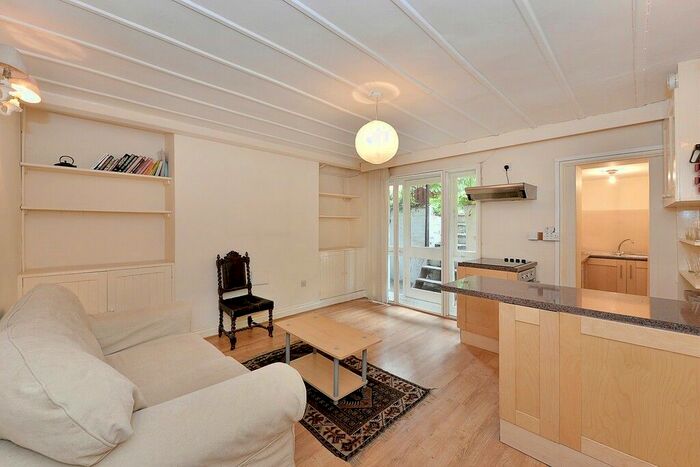 1 Bedroom Flat To Rent In Grosvenor Road, Pimlico, SW1V
