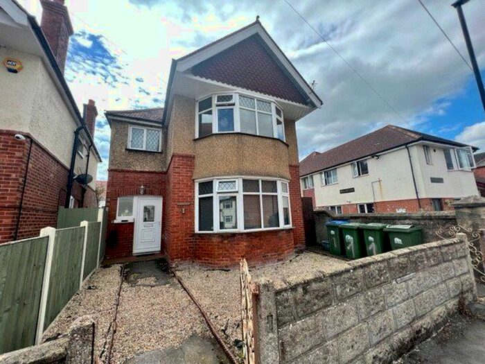 3 Bedroom Detached House To Rent In Newlands Avenue, Southampton, Hampshire, SO15
