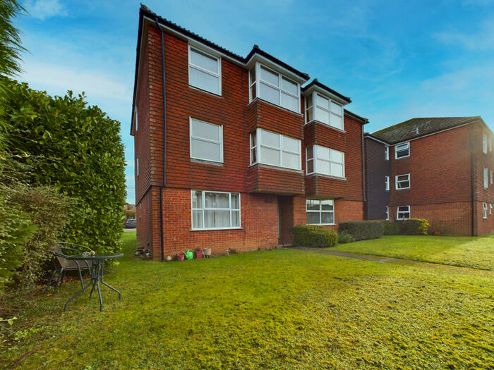 2 Bedroom Flat To Rent In Rowan House, Blind Lane, Bourne End, SL8