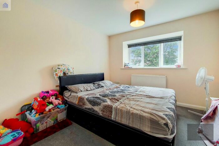 1 Bedroom Flat For Sale In Houstoun Court, Vicarage Farm Road, TW5