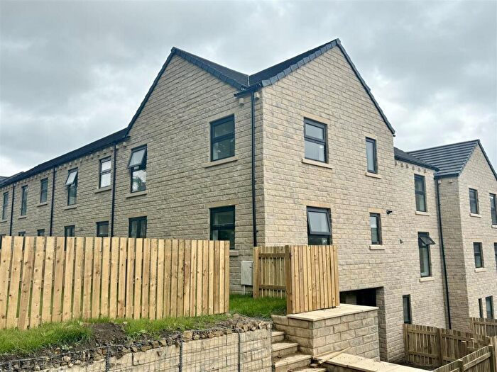 3 Bedroom Town House For Sale In B James Street, Thornton, Bradford, BD13