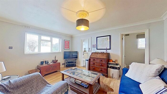2 Bedroom Flat For Sale In Mountbatten Mews, London, SW18