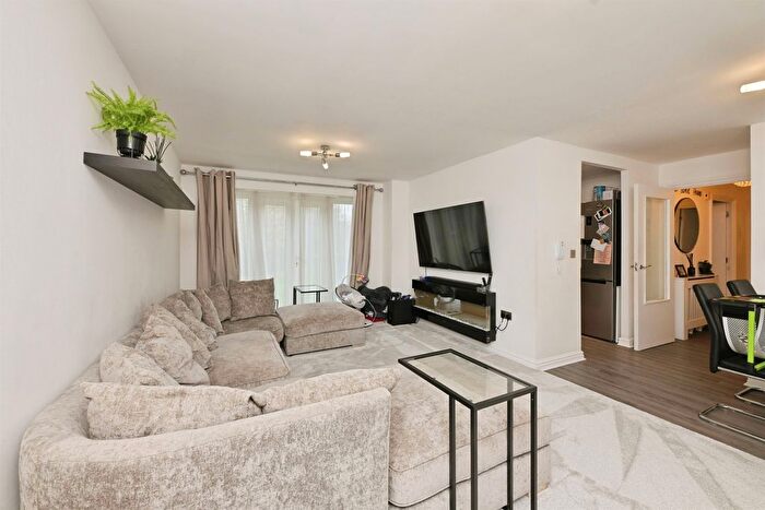 2 Bedroom Flat For Sale In Winnipeg Way, Broxbourne, EN10