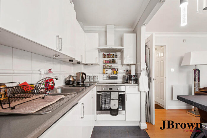 2 Bedroom Flat To Rent In Nightingale Court, Grays, Essex, RM16