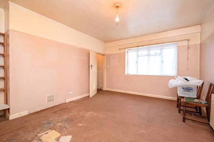 1 Bedroom Flat For Sale In Church Street, Walton-On-Thames, KT12