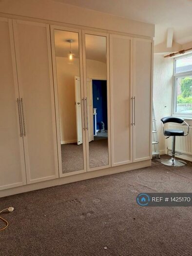 1 Bedroom Flat To Rent In Windsor Road, Manchester, M25