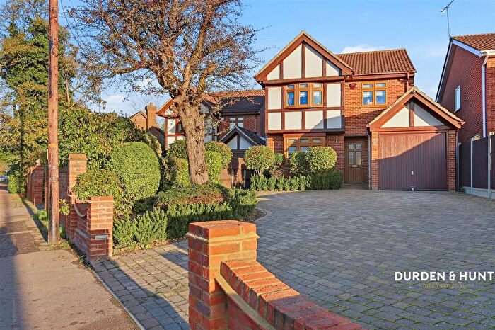 4 Bedroom Detached House For Sale In High Road North, Laindon, SS15