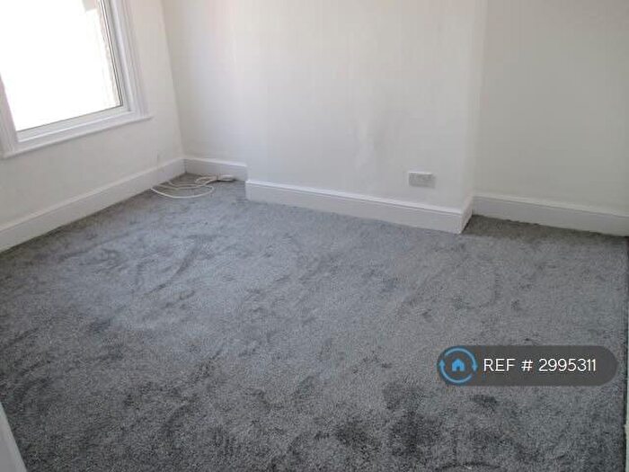2 Bedroom Flat To Rent In First Floor, Grimsby, DN32