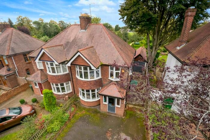 3 Bedroom Semi-Detached House To Rent In Oxford Road, Banbury OX16