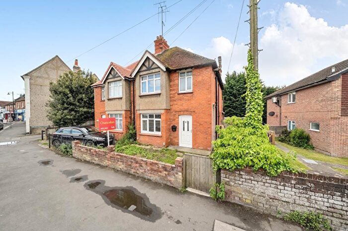 3 Bedroom Semi-Detached House For Sale In Bath Road, Thatcham, RG18