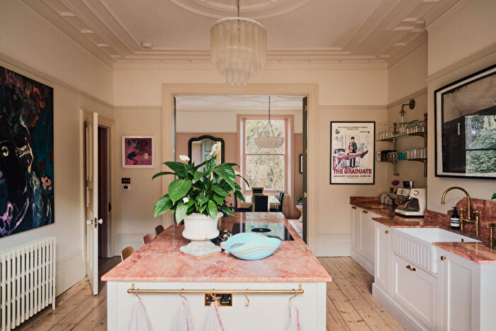 3 Bedroom Maisonette For Sale In Avenue Road, London, N6