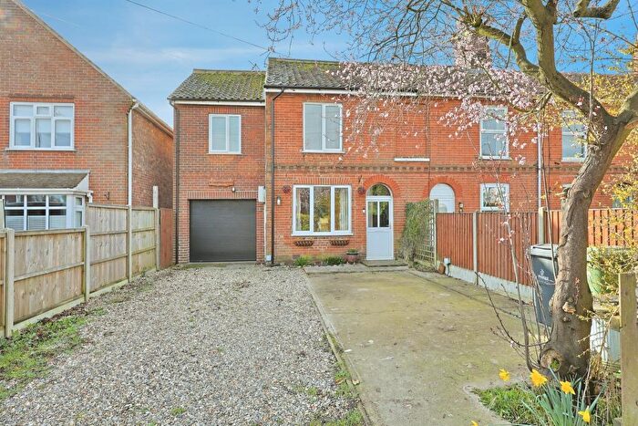 3 Bedroom Semi Detached House For Sale In Norwich Road, Dereham, NR20