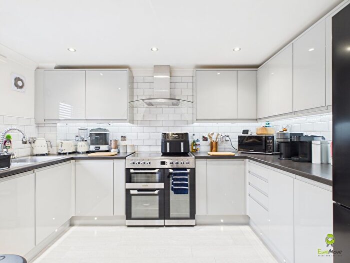 2 Bedroom Flat For Sale In Wharfside Close, Erith, DA8