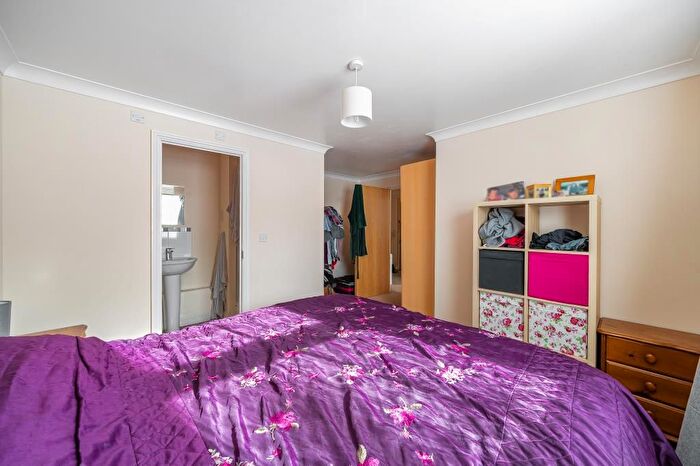 2 Bedroom Flat For Sale In Swindon, Wiltshire, SN25