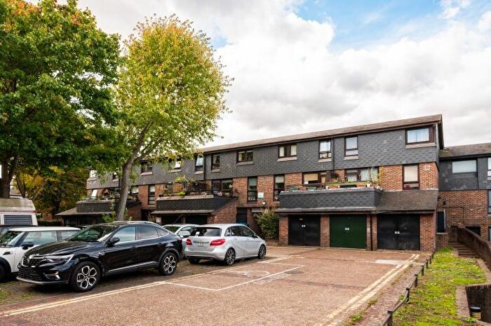 2 Bedroom Flat For Sale In Huguenot Square, London, SE15