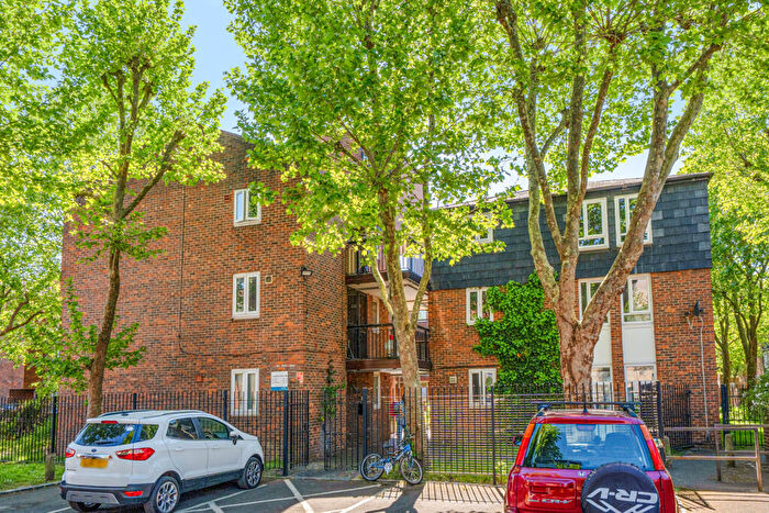 1 Bedroom Apartment For Sale In Langdale Close, London, SE17