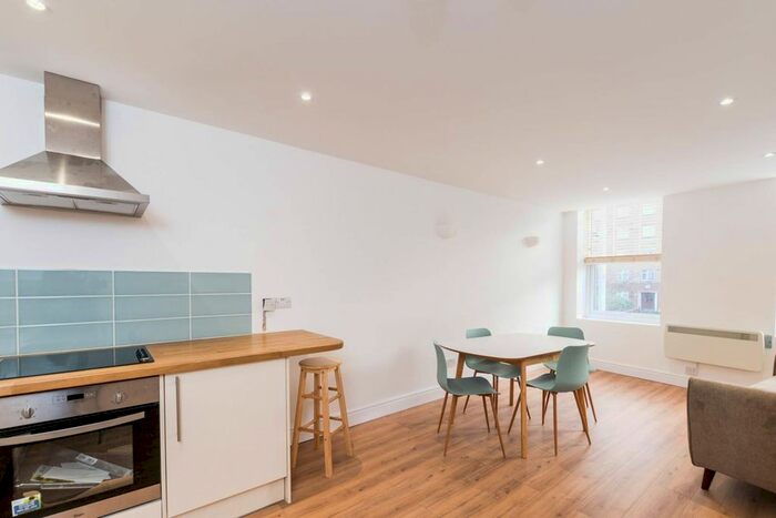 2 Bedroom Flat To Rent In Wandsworth Road, Vauxhall, London, SW8