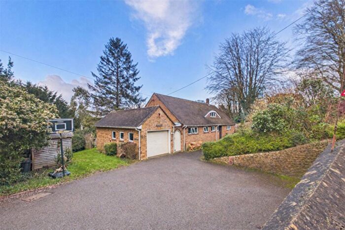 4 Bedroom Bungalow For Sale In Canal Hill, Tiverton, Devon, EX16