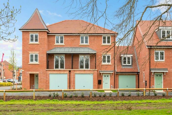 4 Bedroom House To Rent In Bell Farm Way Hersham, KT12