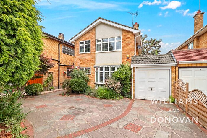 3 Bedroom Detached House For Sale In Badgers Way, Essex, SS7