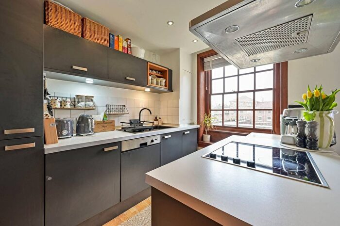 2 Bedroom Flat For Sale In Scott Avenue, West Hill, London, SW15
