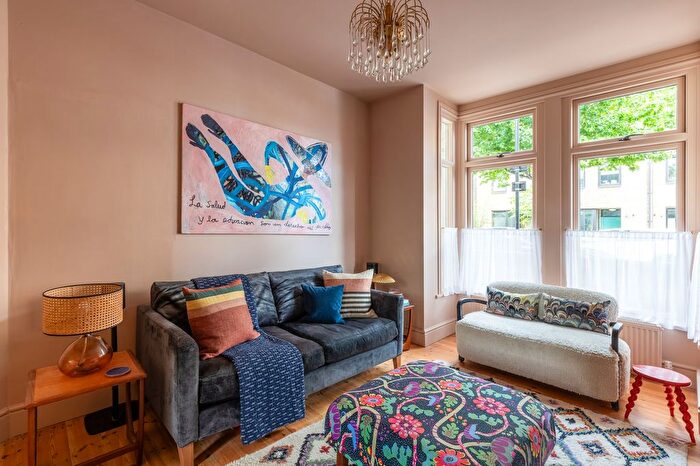 3 Bedroom Terraced House For Sale In Daubeney Road, London, E5 - Photo 3
