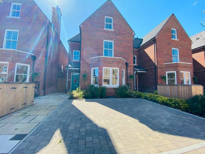 4 Bedroom Detached House To Rent In Barrons Chase, Richmond, TW10