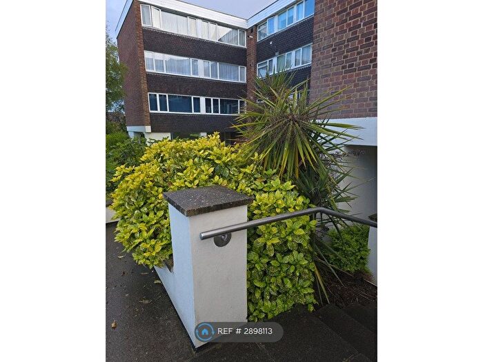 2 Bedroom Flat To Rent In Romford Road, Chigwell, IG7