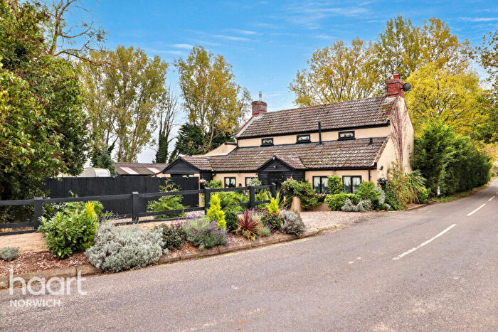 2 Bedroom Cottage For Sale In Low Road, Norwich, NR14