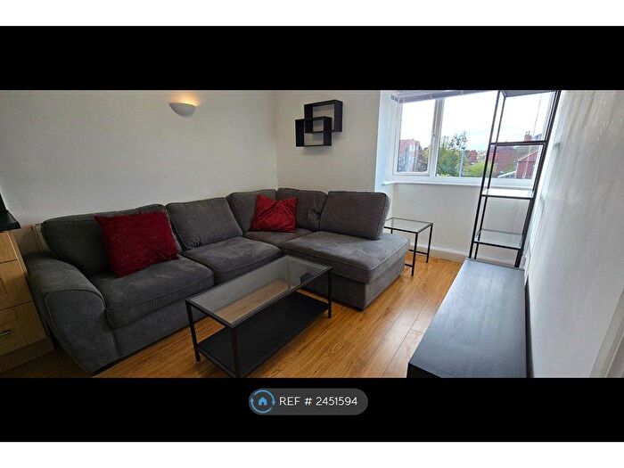 2 Bedroom Flat To Rent In Roman Court, Leeds, LS8