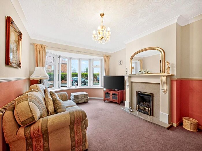 2 Bedroom Semi-detached Bungalow For Sale In Lyndale Avenue, York, YO10