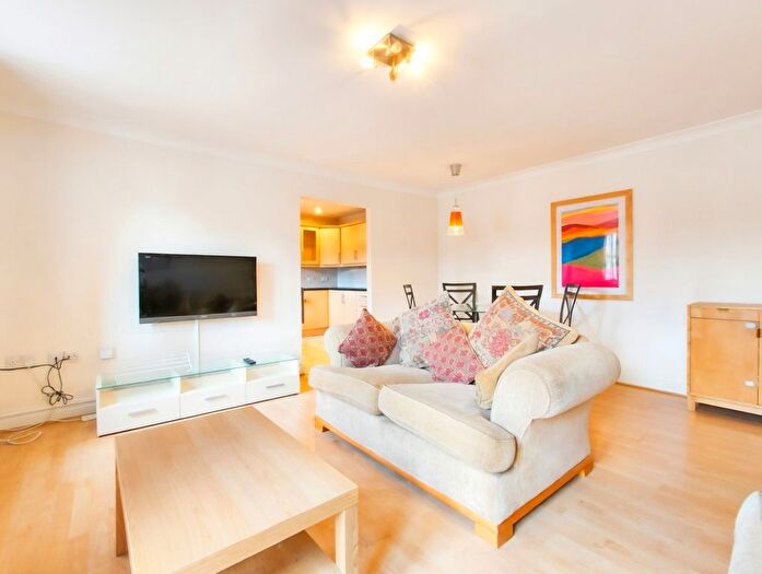 2 Bedroom Flat To Rent In Shillingford Close, Lidbury Square, London, NW7