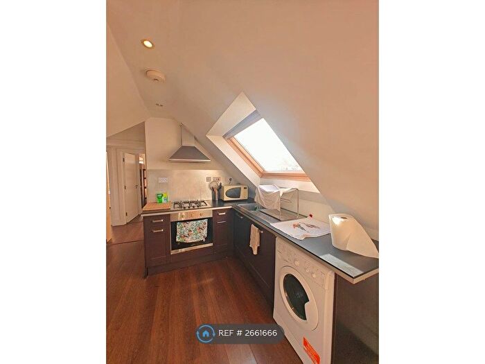 3 Bedroom Flat To Rent In Vivian Avenue, London, NW4