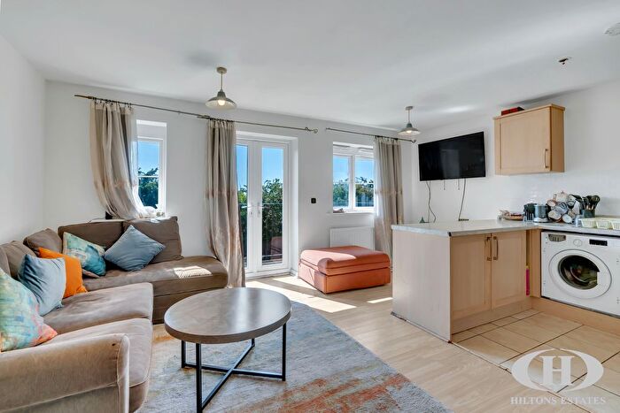 1 Bedroom Flat For Sale In Oxford Avenue, Hayes, UB3