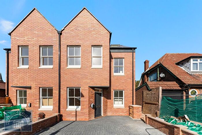 4 Bedroom Semi Detached House To Rent In Harpenden Road, Aldersbrook, E12