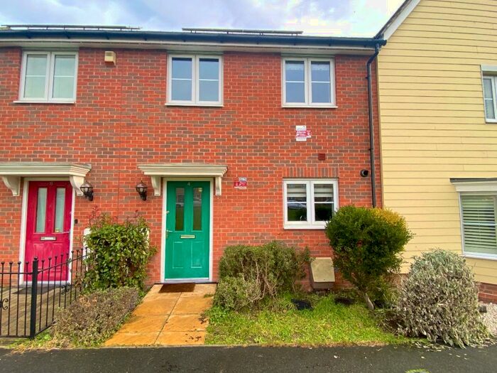 3 Bedroom Semi-Detached House To Rent In Humbleward Place, Romford, RM3
