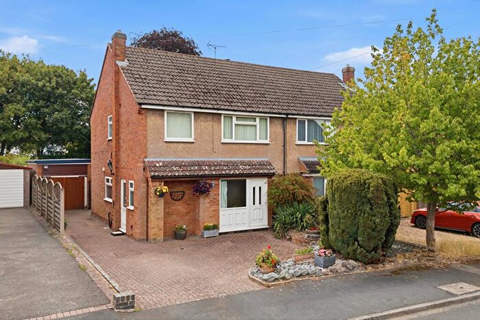 3 Bedroom Semi-Detached House For Sale In Wordsworth Road, Rugby, CV22