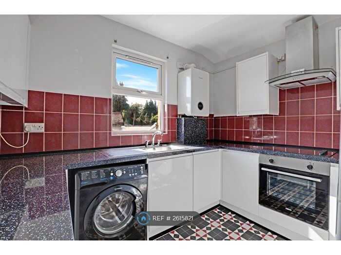 3 Bedroom Flat To Rent In Croydon Road, Beckenham, BR3
