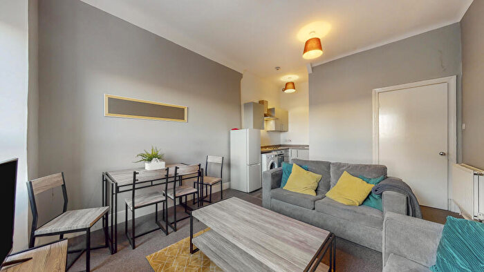 2 Bedroom Flat To Rent In /, Duke Street, Denistoun, G31