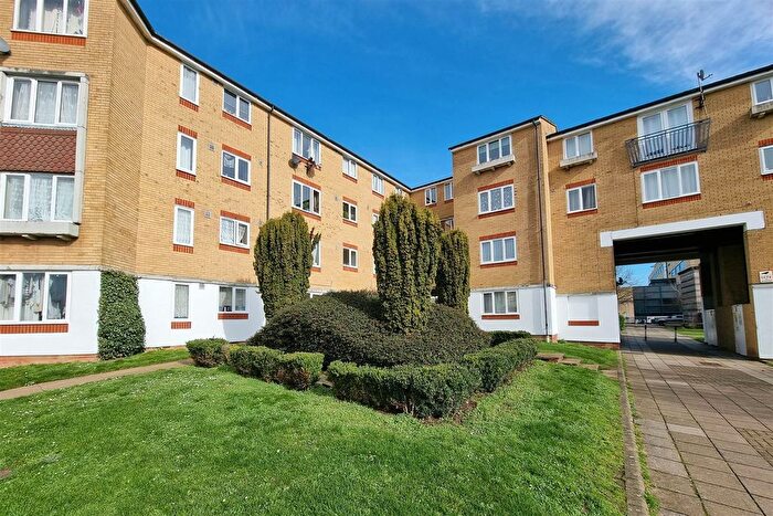 2 Bedroom Flat To Rent In Dads Wood, CM20