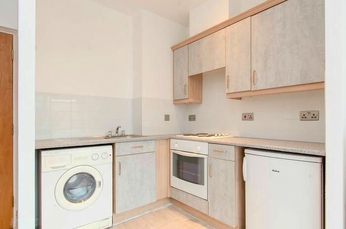 Studio To Rent In Newington Causeway, Elephant And Castle, London, SE1