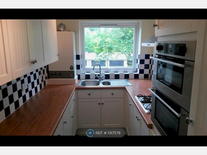 2 Bedroom Flat To Rent In The Wilderness, Hampton Hill TW12