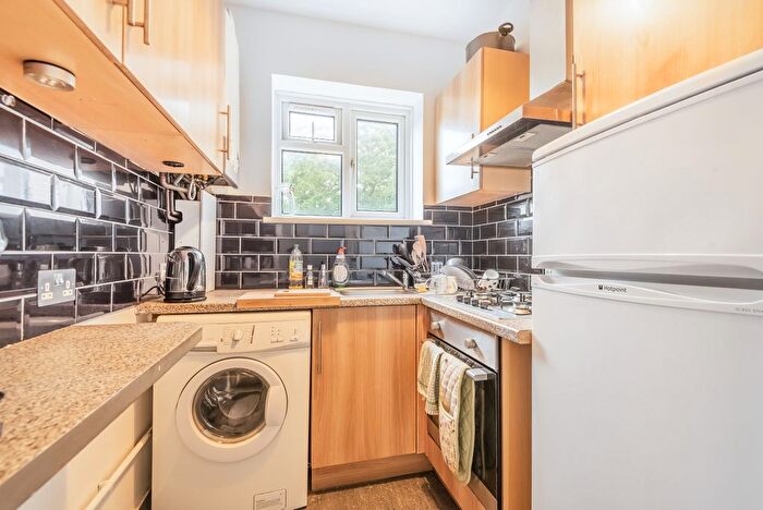 2 Bedroom Flat To Rent In Kings Avenue, London, SW4