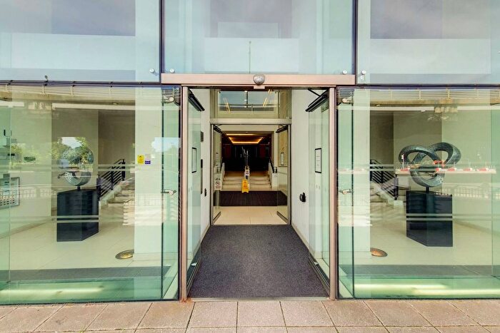 1 Bedroom Flat To Rent In Great West Road, Brentford, TW8