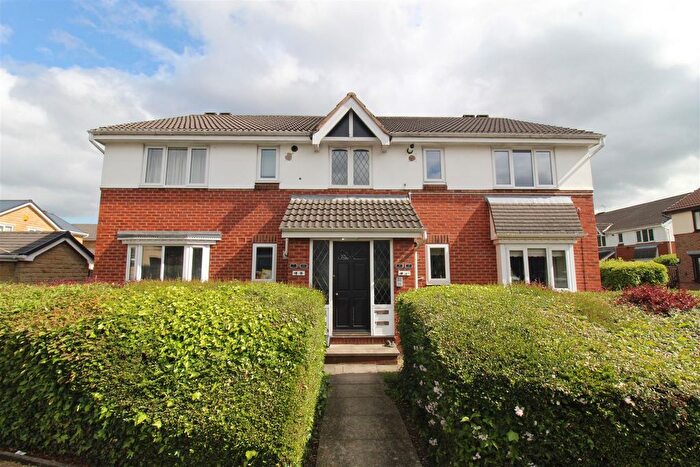 2 Bedroom Flat For Sale In Ashbrook Close, Ossett, WF5